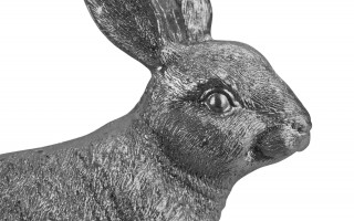 Figurka dekoracyjna Zając 18 cm patrzący na bok srebrny