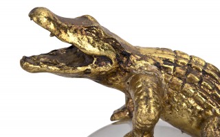 Figurka krokodyla na kuli