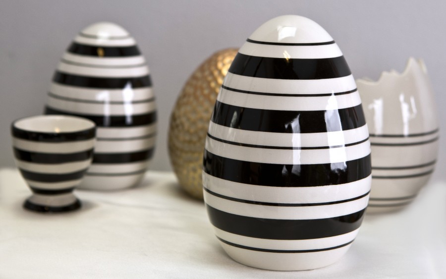 Ozdoba ceramiczna duże jajko w paski czarno-białe