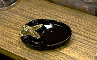 Czarny talerz płytki ozdobny deserowy Zajączek złoty