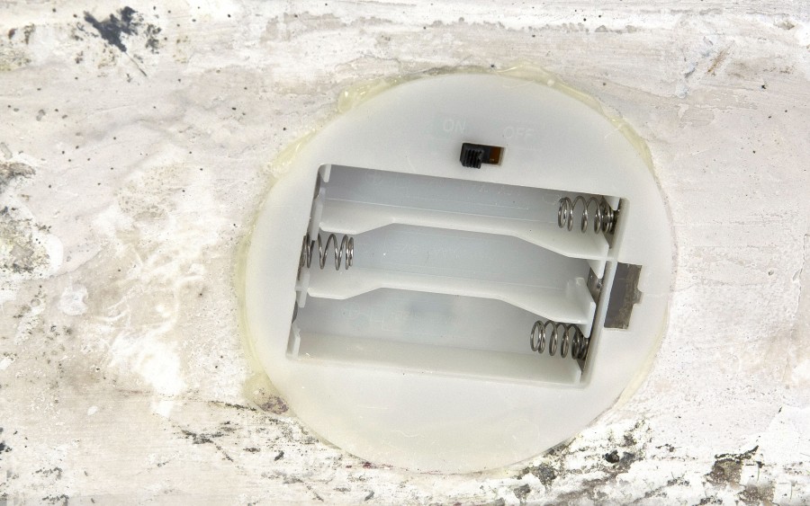 Figurka świąteczna Kominek Chłopiec świecący LED H35 cm