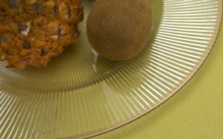 Talerz dekoracyjny plastikowy 33 cm złoty pasek