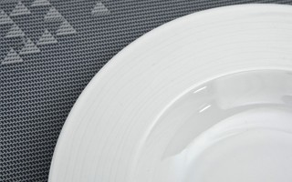 Talerz głęboki 23 cm prążki Stock biały