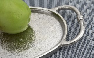 Taca ozdobna patera metalowa z uchwytem srebrna 43 cm