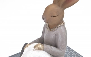 Figurka Królik przy jajku 42 cm chłopiec