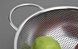 Cedzak nierdzewny 22 cm z podstawą Steel AMBITION