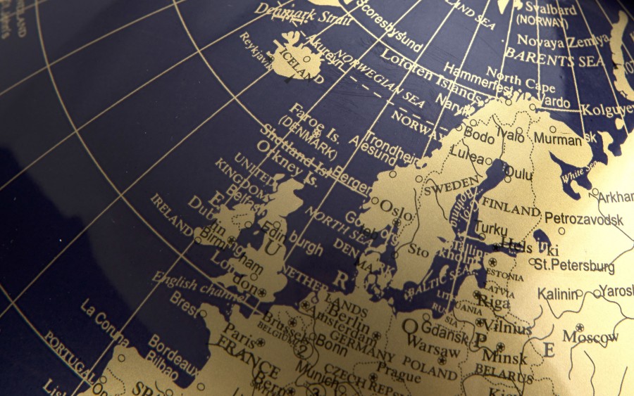 Globus Ziemi granatowo złoty mały