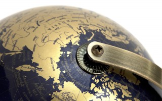 Globus Ziemi granatowo złoty duży