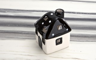 Domek ceramiczny na t-light czarno-biały 11 cm