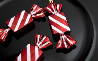 Komplet 3 bombek plastikowych Cukierek czerwono-biały 8528