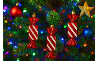 Komplet 3 bombek plastikowych Cukierek czerwono-biały 8528