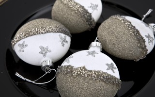 Komplet 4 bombek szklanych 8 cm biały-złoty 8450