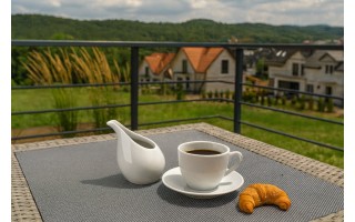 Dzbanek/mlecznik 200 ml z dzióbkiem Biały Stock