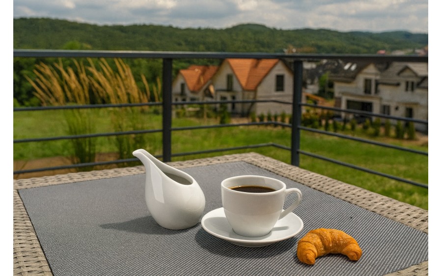 Dzbanek/mlecznik 200 ml z dzióbkiem Biały Stock