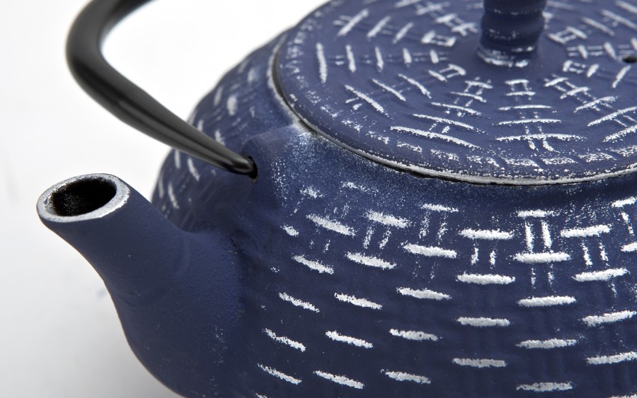 Żeliwny imbrykdo z zaparzaczem 0,8 L Hanako granatowy