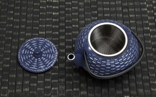 Żeliwny imbrykdo z zaparzaczem 0,8 L Hanako granatowy