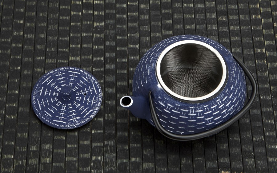 Żeliwny imbrykdo z zaparzaczem 0,8 L Hanako granatowy