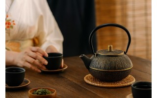 Żeliwny imbryk z zaparzaczem 0,8 L Alor czarno-złoty