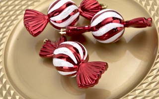 Komplet 3 bombek plastikowych Cukierek czerwono-biały 9024