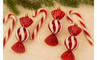 Komplet 3 bombek plastikowych Cukierek czerwono-biały 9024