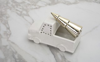 Ozdoba świateczna białe autko z choinką w bagażniku 6083