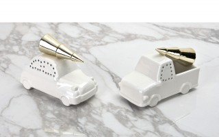 Ozdoba świateczna białe autko z choinką w bagażniku 6083