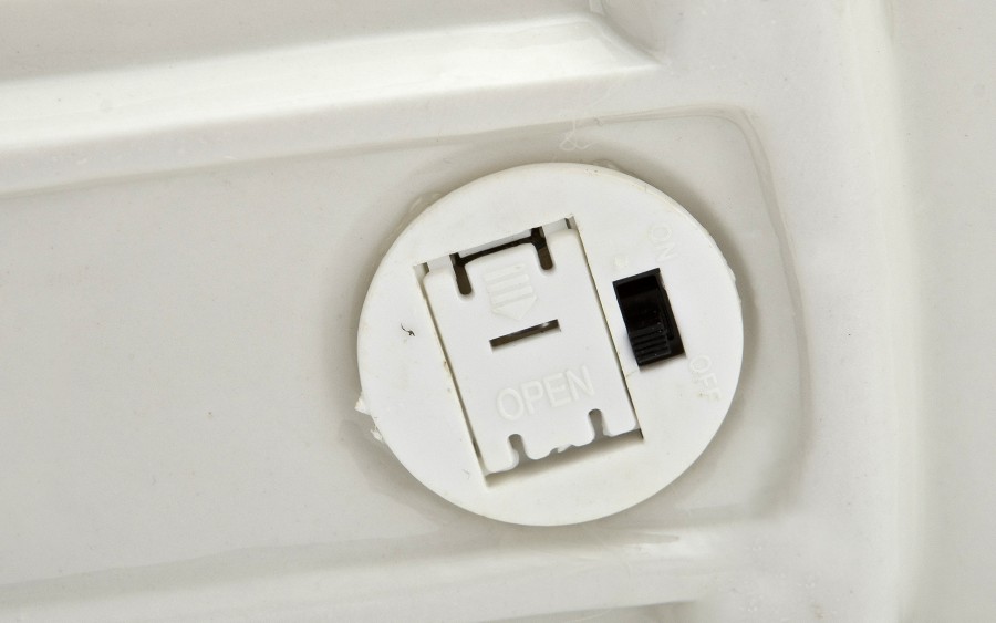 Ozdoba świateczna białe autko z choinką w bagażniku 6083