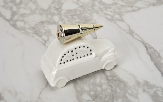 Ozdoba świateczna biały garbus z choinką na dachu 5955