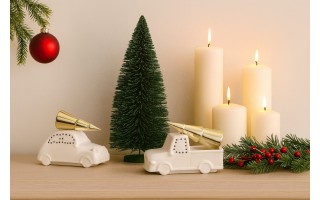 Ozdoba świateczna białe autko z choinką w bagażniku 6083