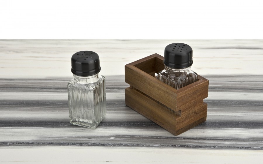 Solniczka i pieprzniczka w drewnianym stojaku