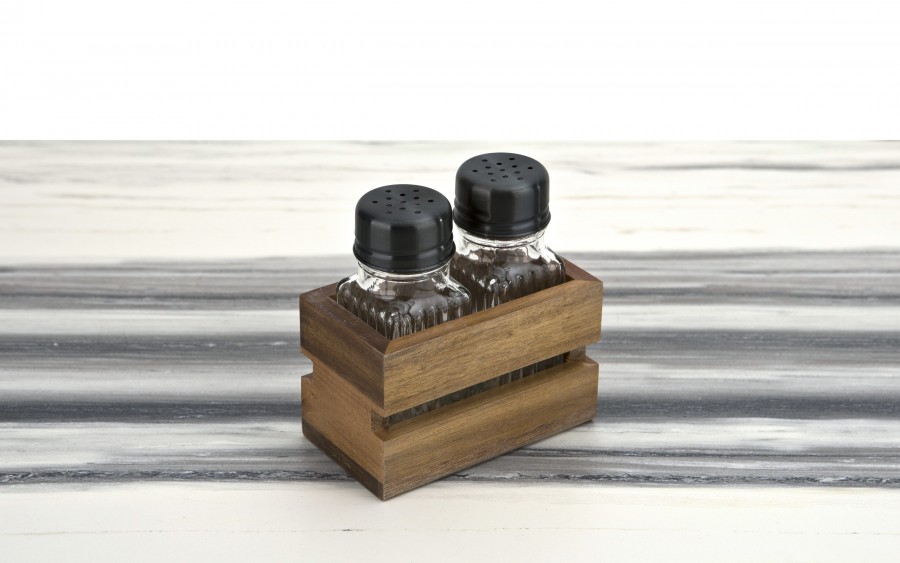 Solniczka i pieprzniczka w drewnianym stojaku