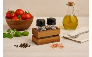 Solniczka i pieprzniczka w drewnianym stojaku