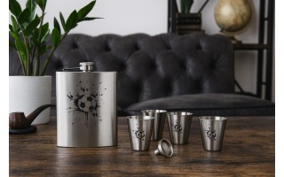 Piersiówka w komplecie, srebrna z motywem KW84P