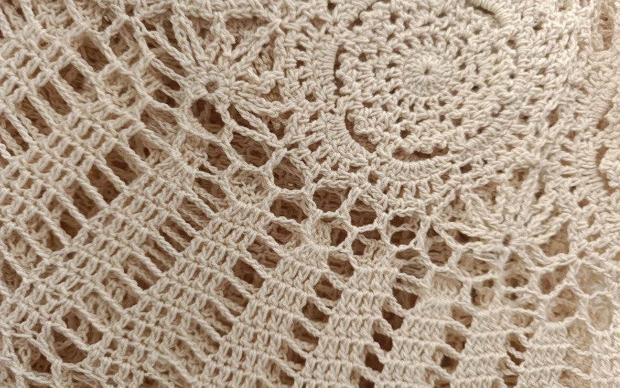 Obrus koronkowy okrągły 170 cm ecru – wzór ażurowy