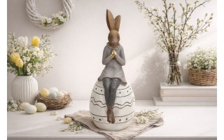 Figurka ozdobna Królik 46 cm na jajku dziewczynka